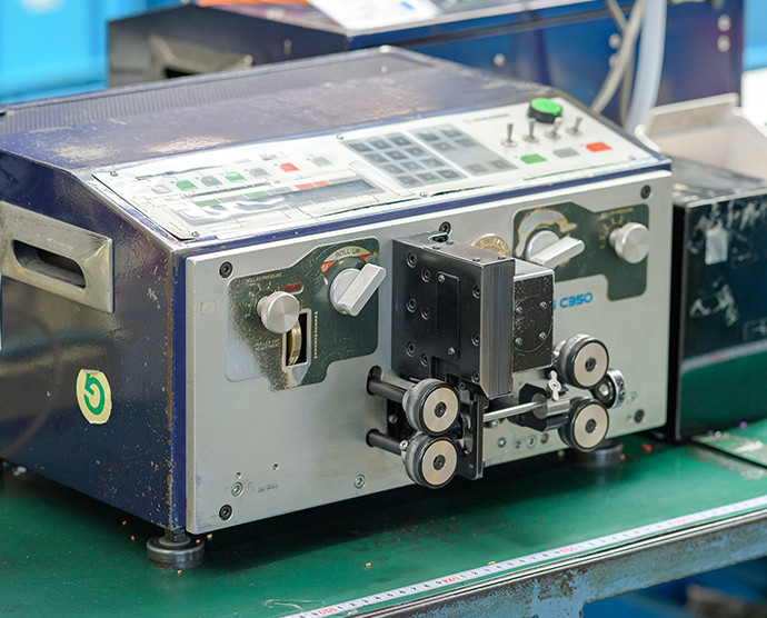 自動電線切断皮剥機「キャスティング」